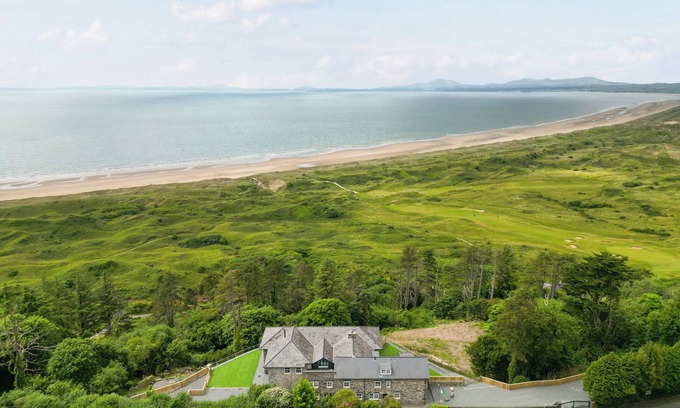 Harlech Cottage | VALERIAN LODGE, pet friendly, character holiday cottage in Harlech