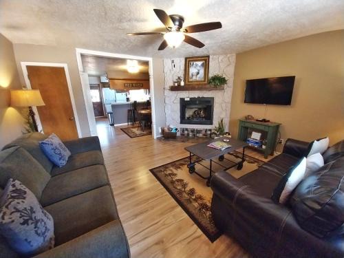 Red River House | Valley Condo 125 - Tenderfoot Trail Retreat - Creekside - WiFi - Hot Tub - Fireplace - Washer - Dryer - Playground