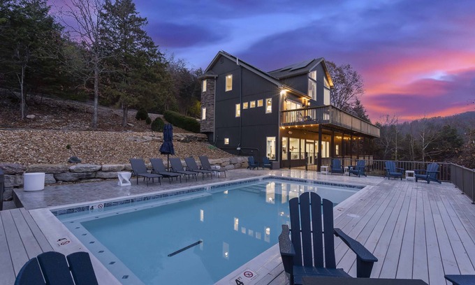 Branson West House | Van Kirk Cove – 6 BDR Stunner!