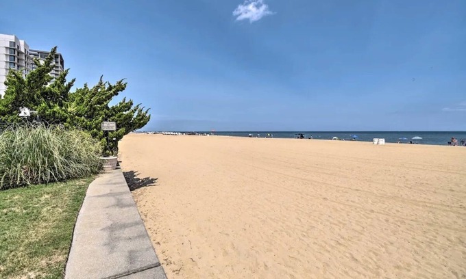 Northeast Virginia Beach Apartment | VB Condo,Boardwalk/Oceanfront,Beach, Pool,Kitchen