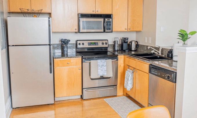 Central Office Apartment | VCU-Capitol Apartment King Bath Washer/Dryer