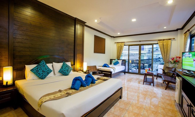 Nanai Road Apartment | Veerakit Triple Room, Shared Pool