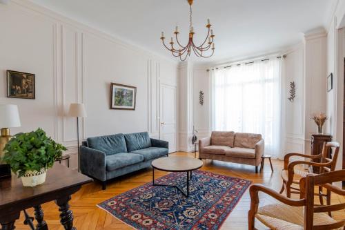 Faubourg Saint-Germain Apartment | Veeve - Avenue to the Eiffel Tower