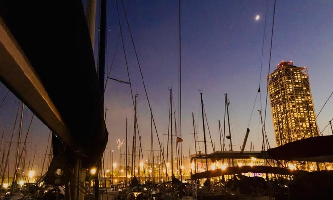 La Vila Olimpica del Poblenou Boat Rental | Velero con opción de salida
