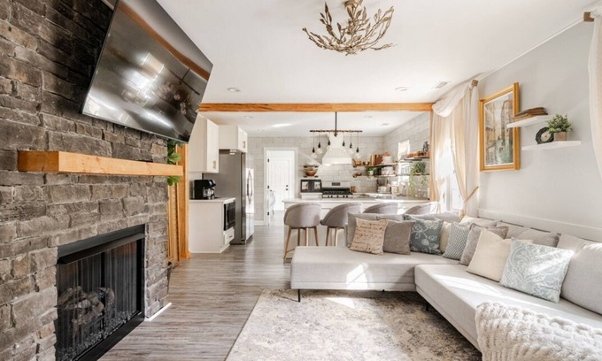 Charlotte House | Venetian: Sauna, Hot Tub, Cold Plunge. Walk to Pickleball, Noda, Downtown, Plaza