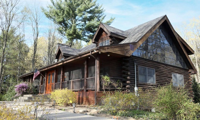Holland Cabin | Ventura Pines Log Cabin, Heated Pool, beach Nearby, Bikes.