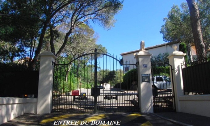Boulouris-sur-Mer Apartment | Very beautiful luxury estate, trees, secure, parking, beach 50 m