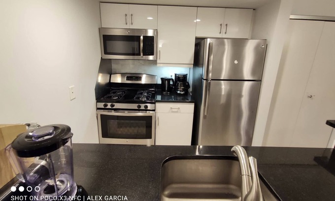 Cliffside Park Apartment | Very nice apartment near all shopping and 10 min to the city