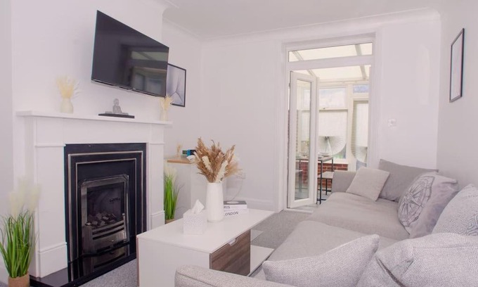 Southampton Apartment | Vibrant 4 Bedroom House With Game Area & Garden