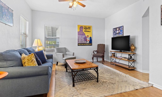 University Heights Apartment | Vibrant apartment within 5 mins to UF & Stadium!