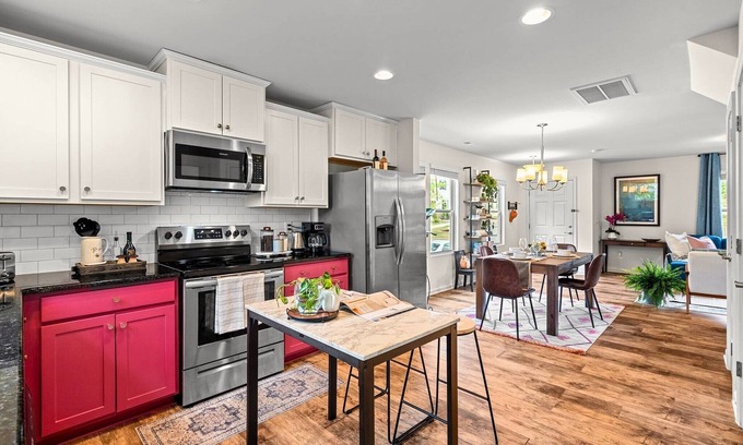 Southwest Raleigh House | Vibrant Bedroom in Central Location minutes away to Downtown Cary & NC State