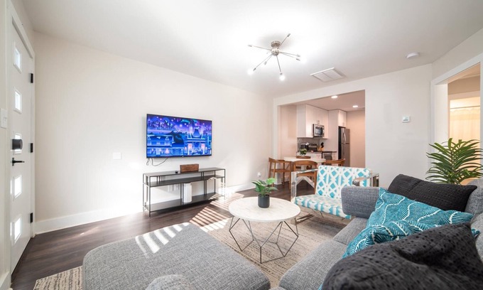 Villa Heights House | Vibrant & Chic 2 Bedroom near Uptown by, Mansion™