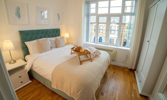 Cambridge City Centre Apartment | Vibrant City Centre - KING Bed, Entire Apartment