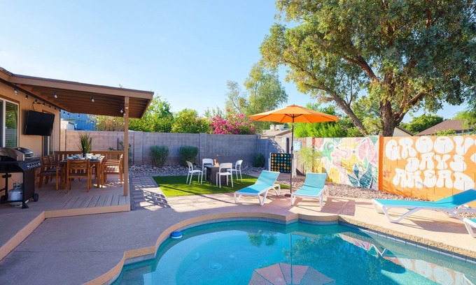 Baseline-Hardy House | Vibrant & Fun w/4 King Beds+Pool+Air Hockey+Ping-Pong