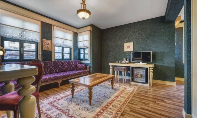 Kaleici Apartment | Vibrant Hotel Suite in Historical Area