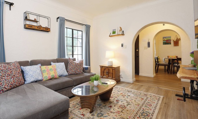 Santa Ana Apartment | Vibrant Living 1B1B 10 mins. drive to Disneyland