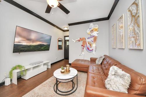 Northside House | Vibrant Vegas Vibes - Hot Tub & Games - Perfect 4 Family & Groups