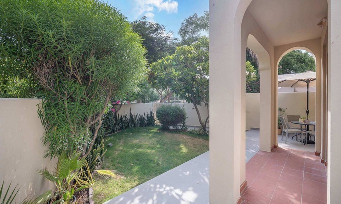 Dubai Villa | Vibrant Villa in Springs 11 Sleeps 6 with Balcony!