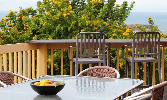 Encounter Bay House | Victor Harbor | Spacious | Seaside | Pets Welcome | Balcony Views, Smart TV, Wi-Fi, Outdoor Firepit
