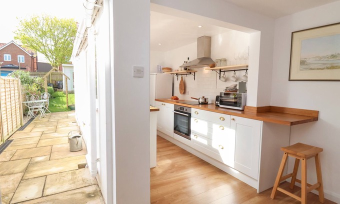 Saxmundham Cottage | VICTORIA COTTAGE, pet friendly, with open fire in Saxmundham