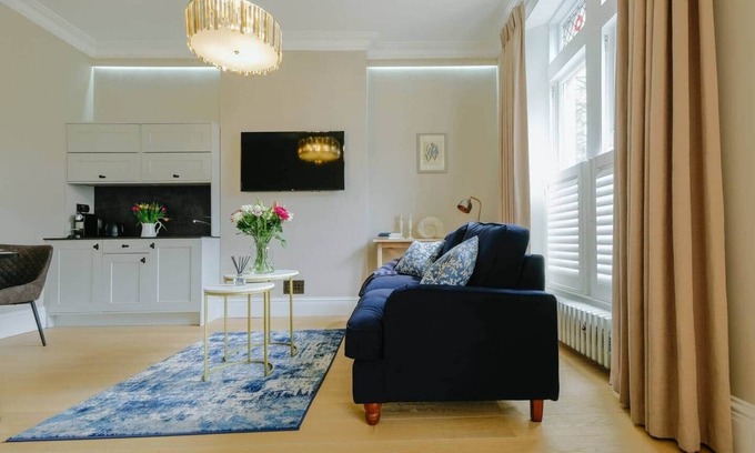 Cotham Apartment | Victorian Charm in Cotham | Free Parking