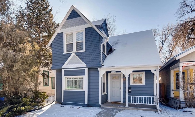 Central Colorado Springs Apartment | Victorian Duplex Utility Kitchen Walk to DT
