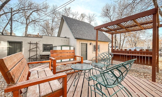 Central Colorado Springs House | Victorian Retreat /mins to downtown /cozy pation