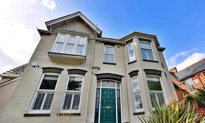 Exmouth House | Victorian-style villa near Exmouth, No Deposit
