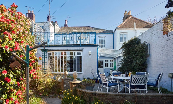 Deal House | Victory House – in Deal town, huge garden