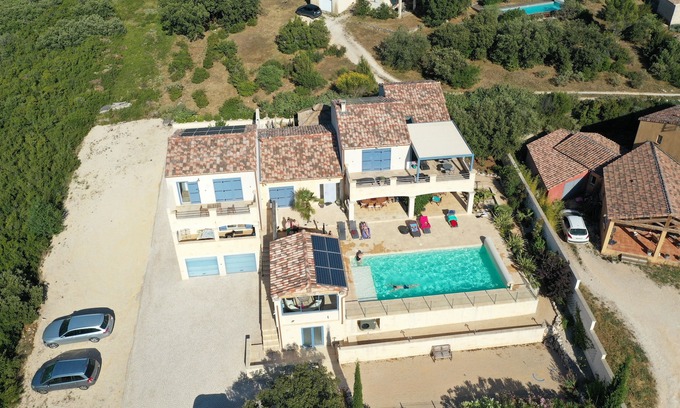 Saint-Hippolyte-de-Montaigu Cottage | View on the castle of Uzes and the Cevennes.