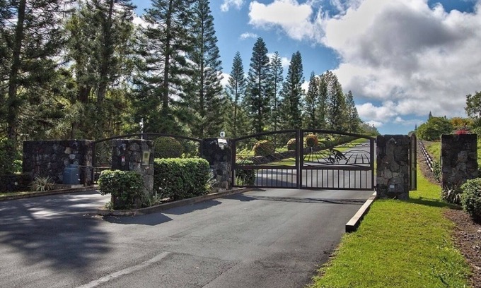 Pu'uanahulu Apartment | View of Mauna Kea in Gated Community across from Golf Course