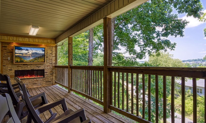 Pigeon Forge Ski Chalet | VIEW THE FERRIS WHEEL One story chalet with outdoor television hot tub close to town