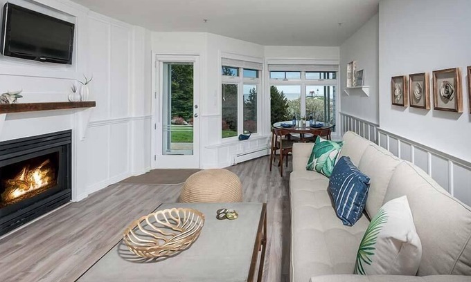 York Beach House | ViewPoint - 1BR Bedroom View Suite 107