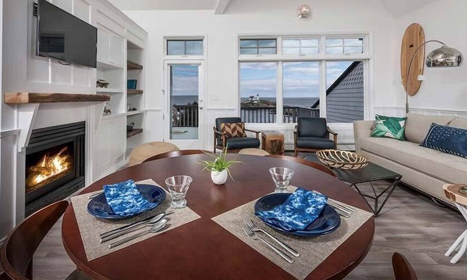 York Beach House | ViewPoint - 2BR Upper Townhouse Suite 106