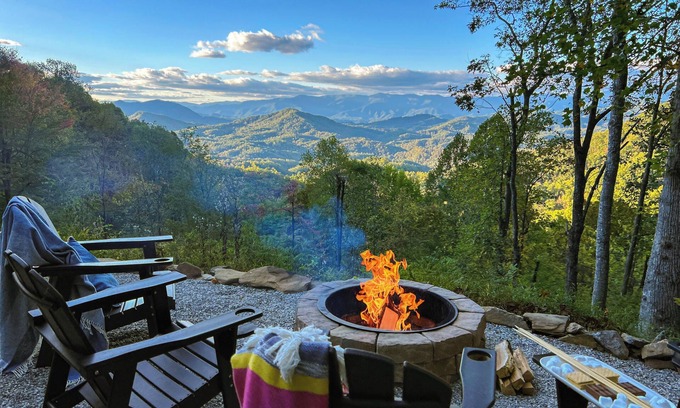 Bryson City House | VIEWS, hot tub, firepit, WIFI and Outdoor Speakers
