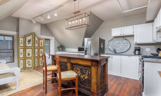 Westside North Apartment | ★ Views ★ Walk to Downtown ★ Lux King Bed ★ WIFI ★