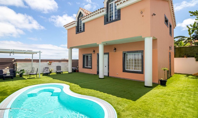 Las Palmas de Gran Canaria Villa | VILLA SAMPEREZ: + Pool + Garden + Barbecue + 5 Bedrooms + 3 Bathrooms + 12 Pax