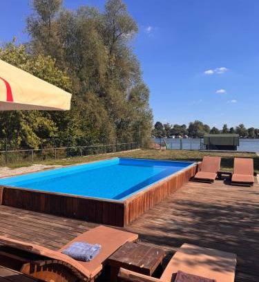 Novi Beograd House | Vila Sava with Pool & Jacuzzi and House Boat