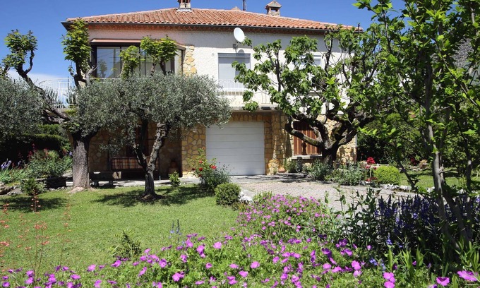 Vaison-la-Romaine Villa | Villa 100m2 with enclosed garden planted with trees close to the city center
