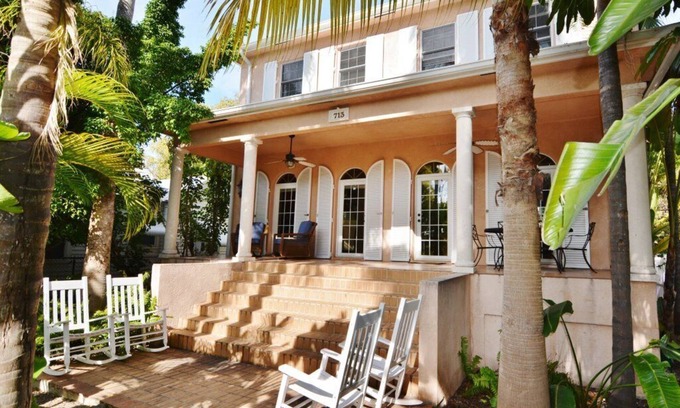 Downtown Villa | Villa 3 Bedrooms/3 bathrooms/close to everything/off st prking/Old Town/Whitehd