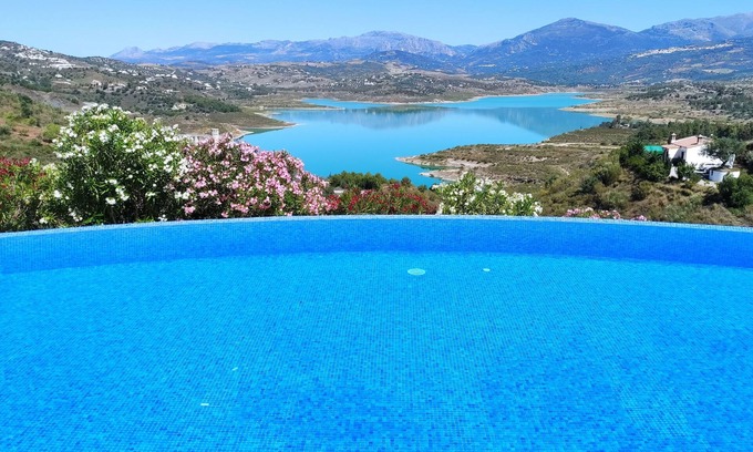 Vinuela Villa | Villa Adelfas, infinity pool