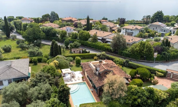 Padenghe sul Garda Villa | Villa Artemisia - elegance & relaxation just 300 m from Lake Garda