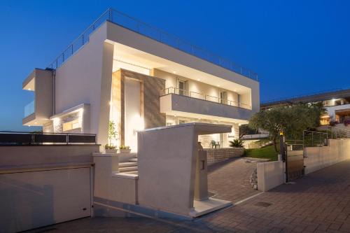 Cisano Apartment | Villa Aurora-Holiday Home APT3