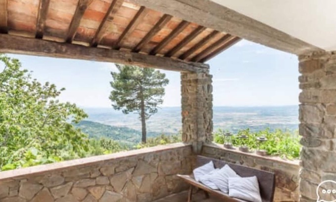 Cortona Cottage | Villa belvedere. Immersa nel verde delle montagne cortonesi