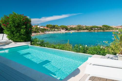 Baia Caddinas Villa | Villa Bianca with a heated swimming pool