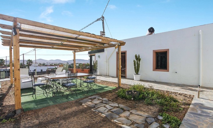 Lajares Villa | Villa "Bioenergika Luna" with Fibre Optic Wi-Fi, Terrace, Mountain View & Garden