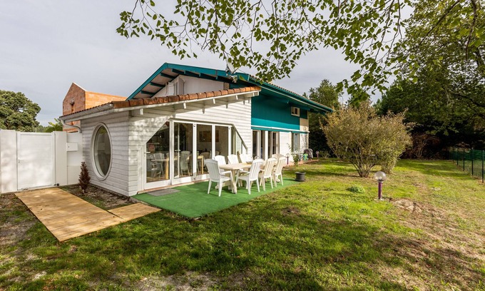Sanguinet Villa | Villa 'Bleue' with Private Terrace, Wi-Fi and Air Conditioning