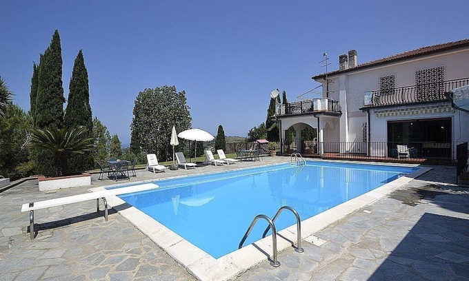 Agropoli House | Villa Calipso A: A pleasant and spacious apartment that covers the entire ground floor of a villa situated on a promontory facing the sea, with Free WI-FI.