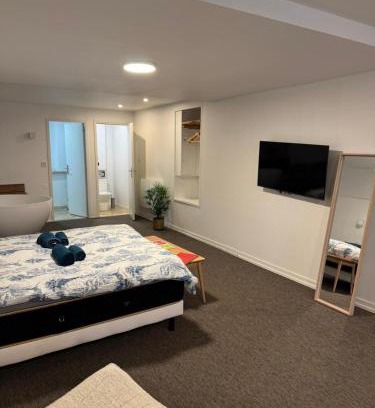 Brive-la-Gaillarde Apartment | Villa Chadourne - Love Room Liberation