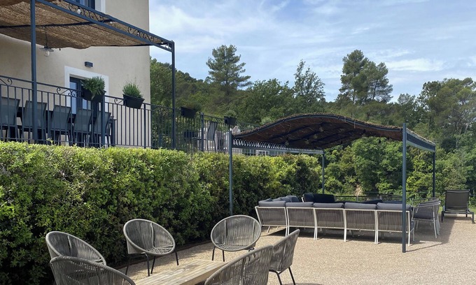 La Celle House | Villa Chardonnay, a large 7-bedroom building in the heart of an AB vineyard